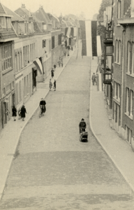 605169 Gezicht in de Mgr. van de Weteringstraat te Utrecht, vanaf het pand Nachtegaalstraat 49, vermoedelijk tijdens de ...